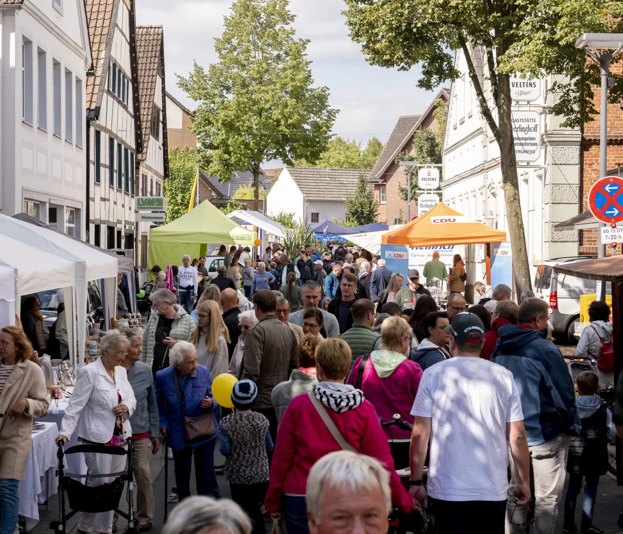 Herbsttreiben viele  Menschen