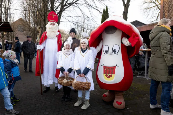 Budendorf im Schatten des Backhauses: Diestedder Nikolaustage